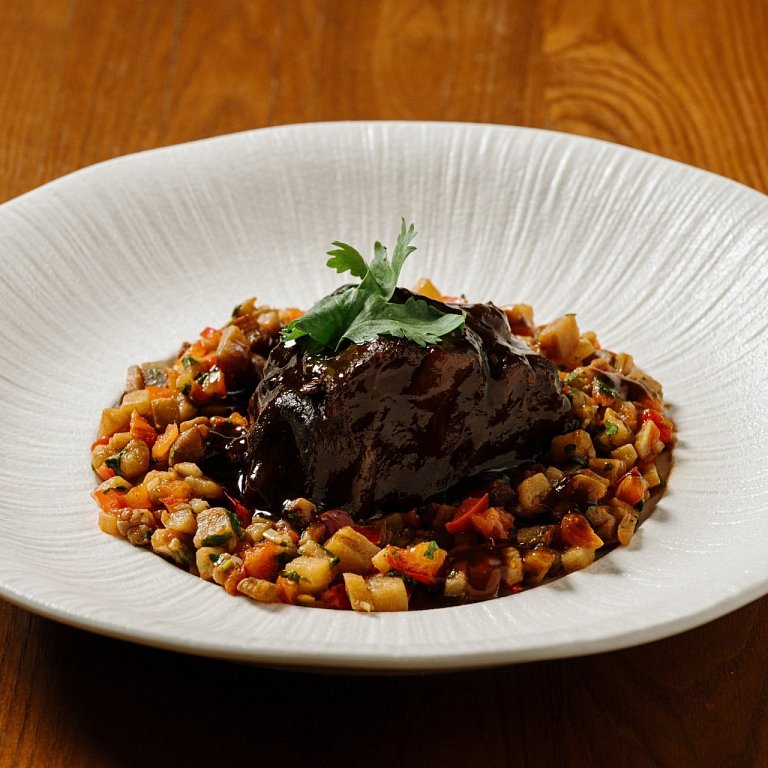 П Говяжьи щечки с овощами Аджапсандал